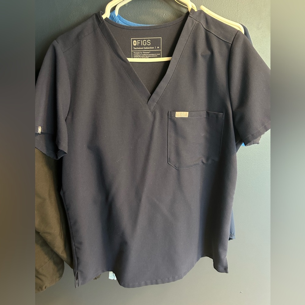 Navy blue women’s figs medium scrub top